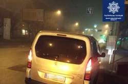 На Прикарпатті чоловік підкинув хабар у машину патрульних