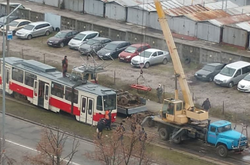 Паралізовано рух трамваїв на Троєщині: вагон зійшов з рейок (фото)