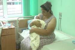 Пологи двічі на рік: багатодітна мати народила вісімнадцяту дитину (відео)