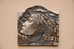 Мініскульптурка «Обличчя Києва» розміщена на Подолі