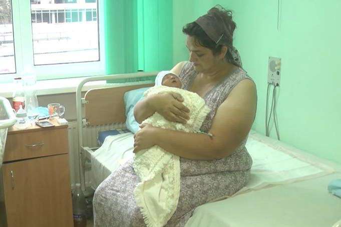 Роды дважды в год: многодетная мать родила восемнадцатого ребенка (видео)