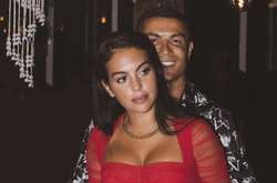  26-летняя модель Джорджина Родригес поздравила поклонников с Новым годом 
  