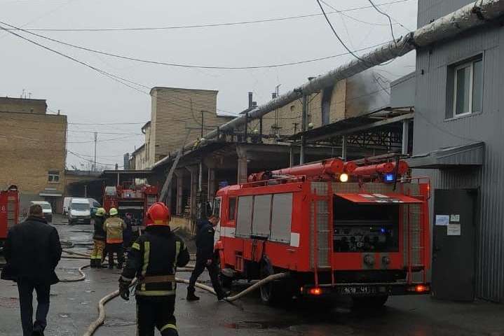 На підприємстві в Києві спалахнула пожежа (фото)