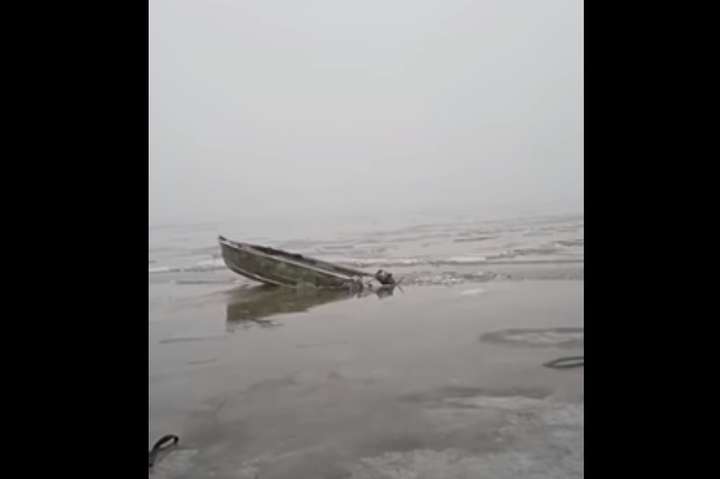 На Київщині риболовля ледь не закінчилася трагедією: крига розчавила човен (відео)