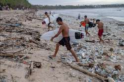 Шторм перетворив найпопулярніший пляж Балі на звалище пластику (фото) 