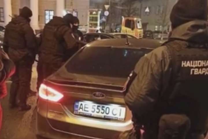 П’янючий водій катався по Контрактовій площі і ледь не позбивав людей (відео)