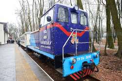 Поїзд відправляється зі станції «Київ-Пасажирський дитячий»