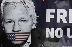 Плакат із закликом не видавати Джуліана Ассанжа США