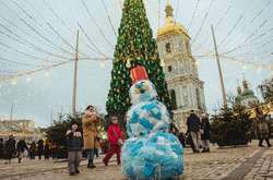 У Києві створили сніговика з 400 медичних масок (фото)