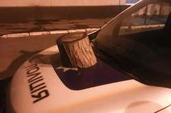 Зловмисник пошкодив колодою капот службової машини 