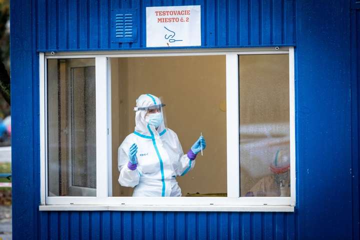 «Британський» штам коронавірусу підібрався до українських кордонів: хворобу виявили в сусідній країні 