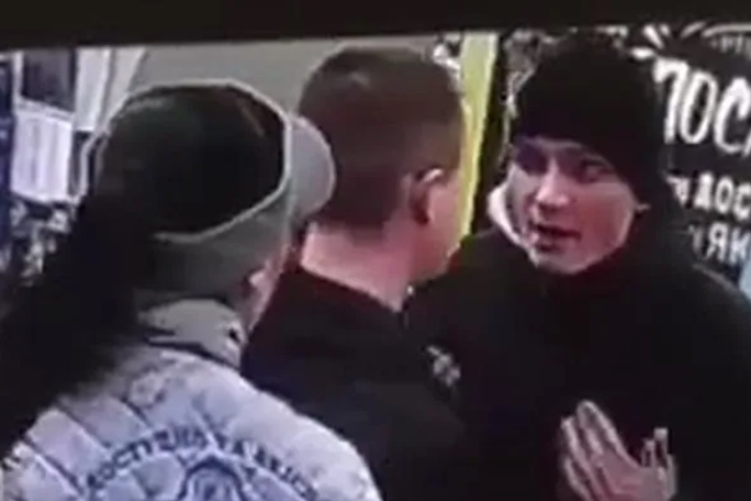 В Харькове мужчина ударил ногой в лицо девушку-кассира: ему отплатили той же монетой