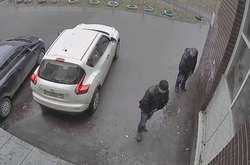 Киевляне придумали, как бороться с любителями справить нужду под домом (видео)