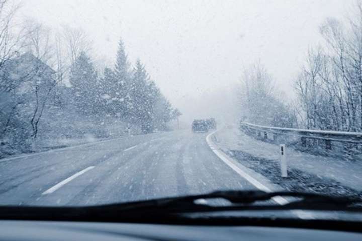 Укравтодор попередив водіїв про туман та сніг з дощем у п'ятьох областях