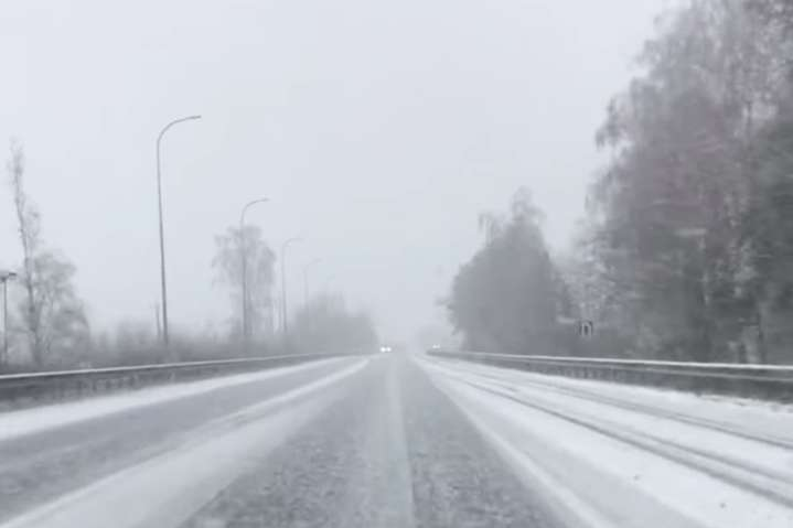 Дороги под Киевом засыпает снегом (видео)