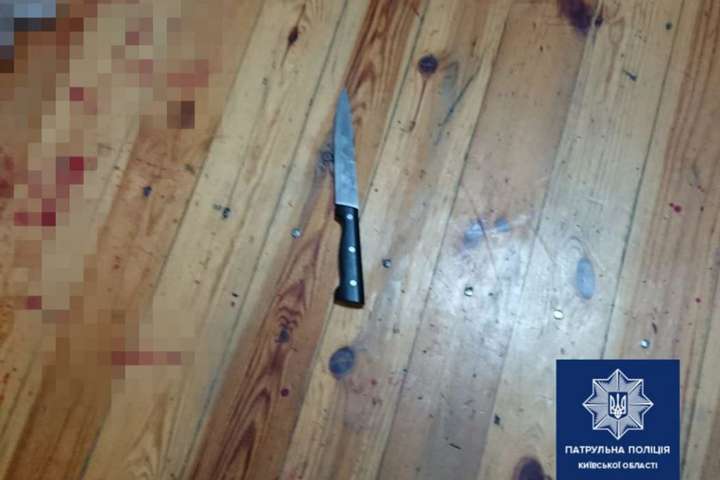 У Борисполі голий чоловік бігав по вулиці і напав з ножем на батька