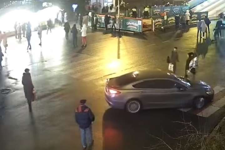 «Я не простой человек». Появилось видео, как пьяный водитель гонял на Контрактовой площади