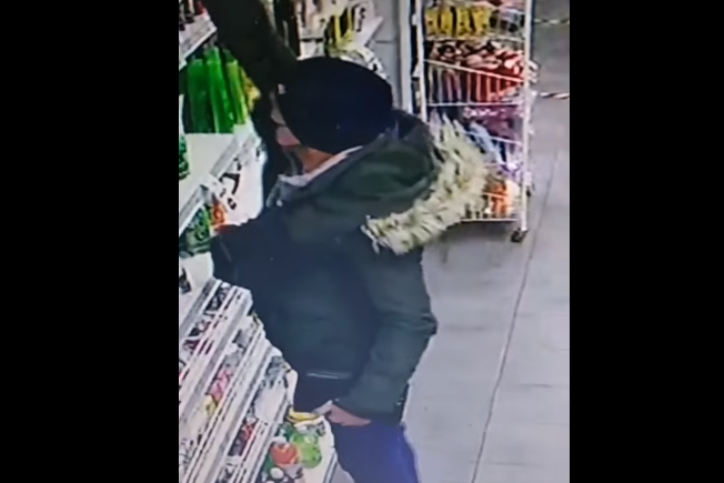 У запорізькому супермаркеті чоловік вкрав шампунь і під час втечі відкрив стрілянину (відео)