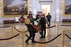 Сторонники Дональда Трампа несколько часов хозяйничали в Капитолии