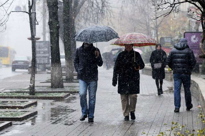 Дощ, туман і мокрий сніг: прогноз погоди в Україні на четвер