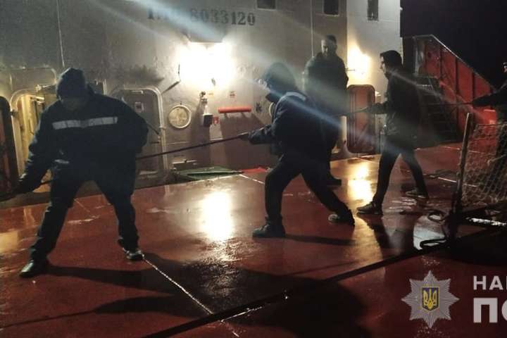 У Запоріжжі сталася пожежа на вантажному судні: є постраждалий