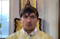 «З Різдвом, православні». Усик записав привітання в одязі пономаря (відео)