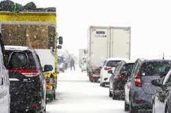 Сніговий шторм заблокував біля сотні автомобілів на автотрасі в Японії