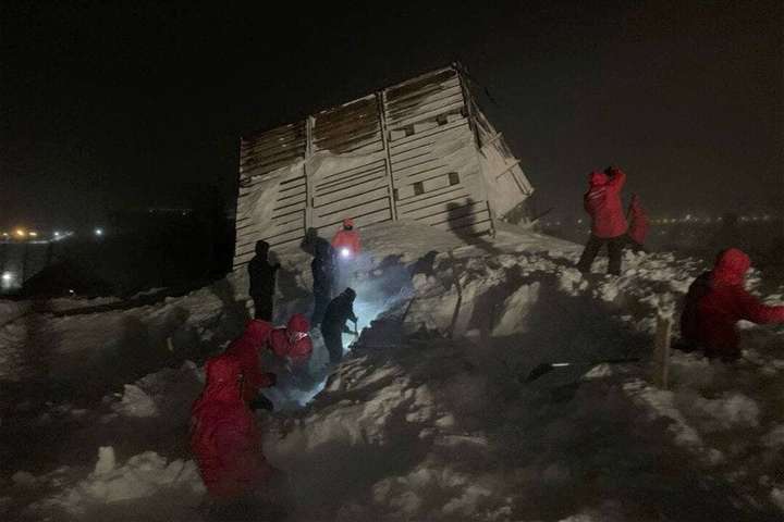 На гірськолижному курорті в РФ зійшла лавина: кілька будинків під завалами снігу