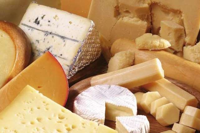 В украинских магазинах засилье импортного сыра: откуда его везут