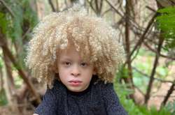 Белокожий афробританский мальчик с роскошными кудрями стал звездой в Instagram (фото)