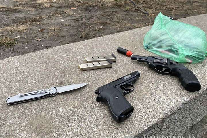 Поліція затримала на Полтавщині чоловіка, який біля школи лякав перехожих зброєю