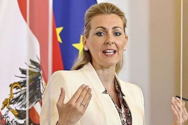 Міністр праці Австрії пішла у відставку через звинувачення у плагіаті