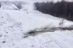Группа местных жителей с Великоберезнянского района «вступила в конфликт с администрацией и блокировали работу горнолыжной трассы ветками»