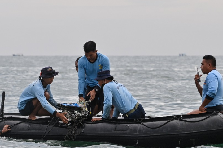 Рятувальники виявили «чорні скриньки» літака авіакомпанії Sriwijaya Air