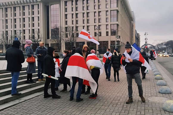 Кияни вийшли на ланцюг солідарності з Білоруссю (фото) 