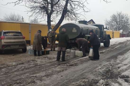 Військові наладили доставку води в Торецьк, водогін якого пошкоджено бойовиками (фото)
