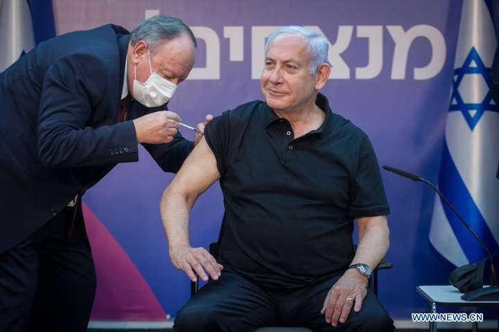 Прем’єр Ізраїлю першим отримав друге щеплення від Covid-19 та назвав термін завершення вакцинації