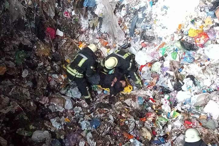 У Києві чоловік впав у глибокий бункер зі сміттям (фото)