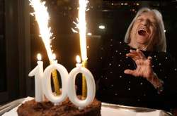 Старейшая олимпийская чемпионка ярко отметила 100-летний юбилей (фото)