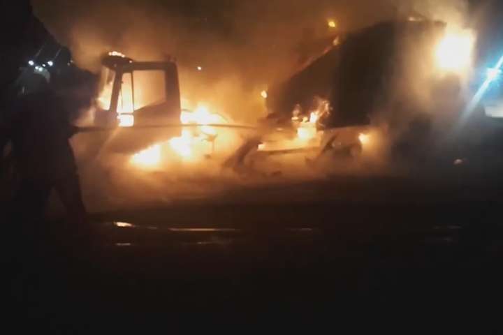 На стоянці біля супермаркету згоріла вщент вантажівка (відео)
