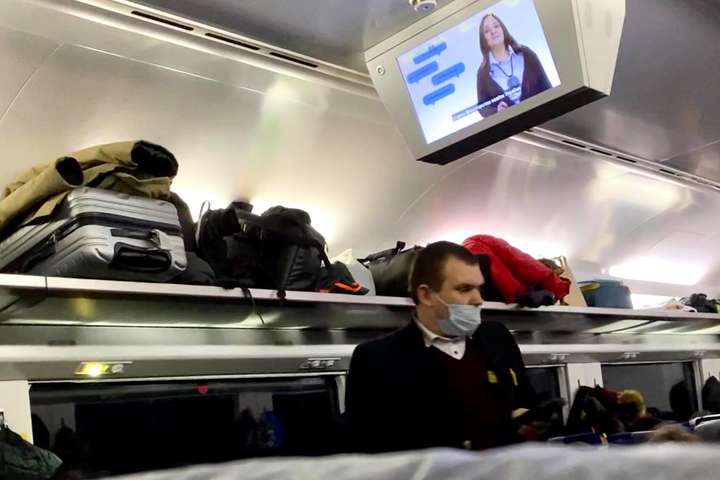 Скандал у потязі. Пасажири «Укрзалізниці» їздять без масок, бо «коронавірусу немає»