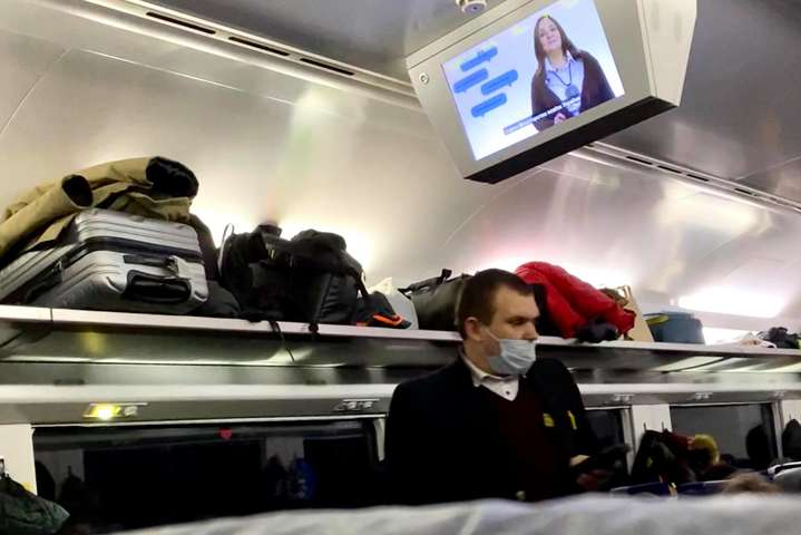 Скандал в поезде. Пассажиры «Укрзализныци» ездят без масок, потому что «коронавируса нет»