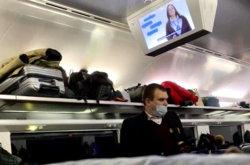 Скандал в поезде. Пассажиры «Укрзализныци» ездят без масок, потому что «коронавируса нет»