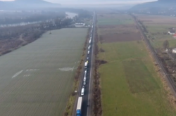 В Хусте перекрыли дороги. Масштабную пробку сняли с воздуха (видео)