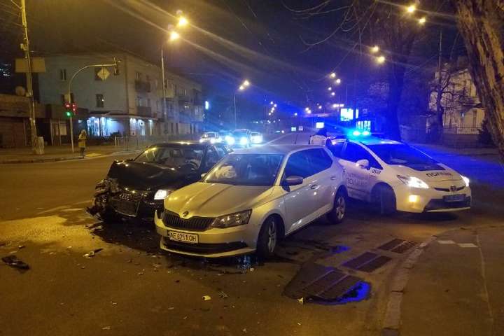 ДТП у центрі Києва: не поділили дорогу Audi та Skoda (фото, відео)