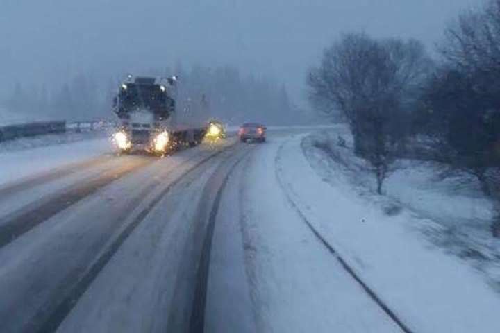 Укравтодор попередив водіїв про сніг у чотирьох областях