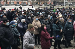 Люди снова протестуют