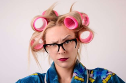 В халате не желательно. Минобразования просит учителей соблюдать дресс-код во время онлайн-уроков