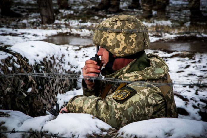 Окупанти на Донбасі вісім разів обстріляли українських захисників