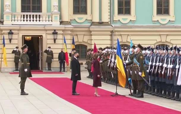 Санду привітала військових фразою «Слава Україні!»